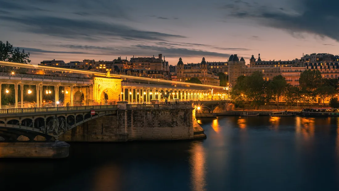 Bir-Hakeim Bridge, Paris — Romance in Paris