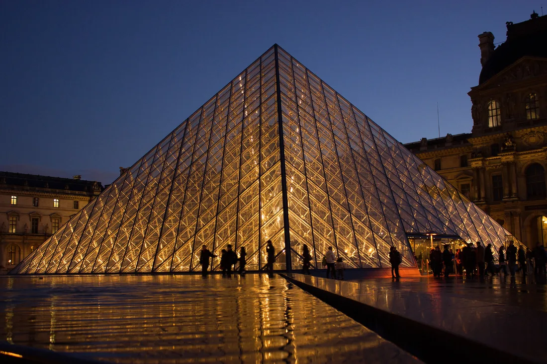 Cour Napoléon, Paris — Romance in Paris